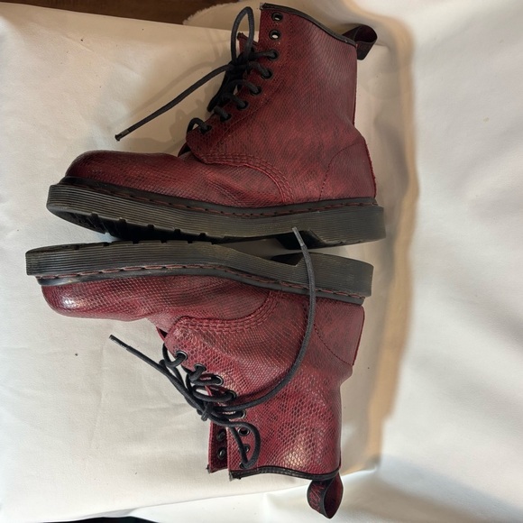DR MARTENS Sz 8 Red Lace-Up Boots Embossed Snake Print Pattern 8 Eyelet - Picture 5 of 11